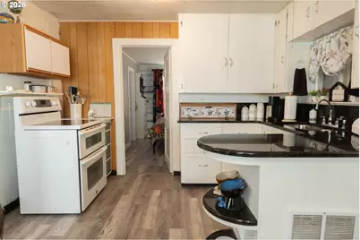 526 W Second Ave, Sutherlin, OR 97479 - Photo 11