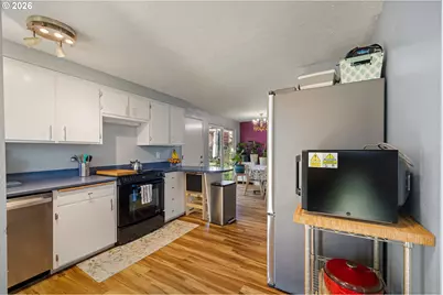 992 Candlelight Dr, Eugene, OR 97402 - Photo 9