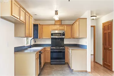 196 S 72nd St, Springfield, OR 97478 - Photo 9