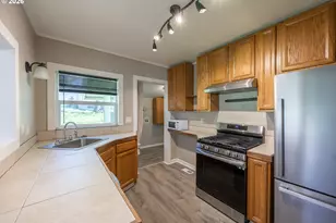 1755 NE Klamath Ave, Roseburg, OR 97470 - Photo 5