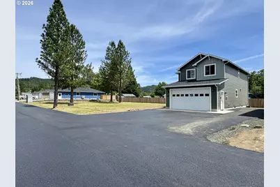 240 Miller St, Sutherlin, OR 97479 - Photo 3
