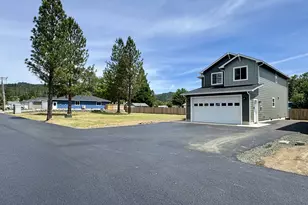 240 Miller St, Sutherlin, OR 97479 - Photo 3