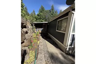 590 NE Spring St, White Salmon, WA 98672 - Photo 3