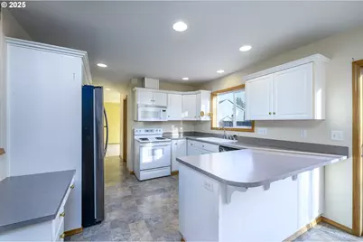 1318 NE Grandhaven St, McMinnville, OR 97128 - Photo 9