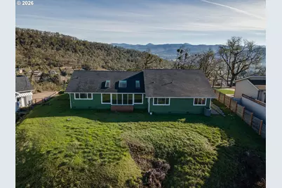 383 Ridgecrest Dr, Roseburg, OR 97471 - Photo 7