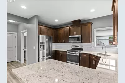 310 SW Mt Adams St, McMinnville, OR 97128 - Photo 11