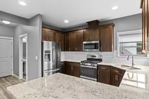 310 SW Mount Adams St, McMinnville, OR 97128 - Photo 11