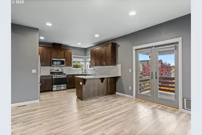 310 SW Mt Adams St, McMinnville, OR 97128 - Photo 9