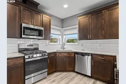 310 SW Mt Adams St, McMinnville, OR 97128 - Photo 13