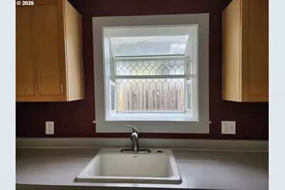 208 S Swiegle Ave, Molalla, OR 97038 - Photo 3