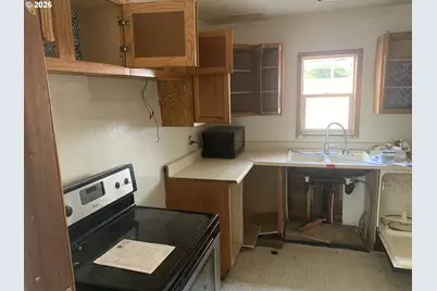 9241 NE Schuyler St, Portland, OR 97220 - Photo 17