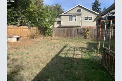 9241 NE Schuyler St, Portland, OR 97220 - Photo 25