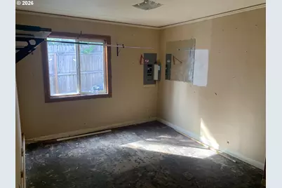 9241 NE Schuyler St, Portland, OR 97220 - Photo 7