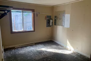 9241 NE Schuyler St, Portland, OR 97220 - Photo 7