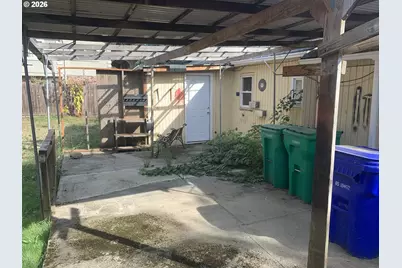 9241 NE Schuyler St, Portland, OR 97220 - Photo 23