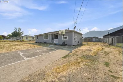 203 Alameda St, Myrtle Creek, OR 97457 - Photo 3