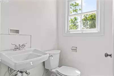 115 E Hilliard Ln, Eugene, OR 97404 - Photo 15