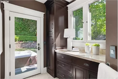 5828 SW Cheltenham Dr, Portland, OR 97239 - Photo 23