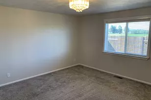 326 Auburn Ln, Creswell, OR 97426 - Photo 5