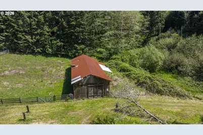 94010 North Way Ln, North Bend, OR 97459 - Photo 17