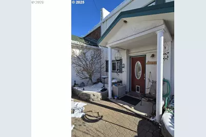 206 1/2 S Main St, Union, OR 97883 - Photo 1