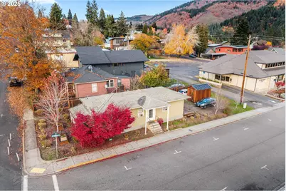 320 NE Tohomish St, White Salmon, WA 98672 - Photo 3