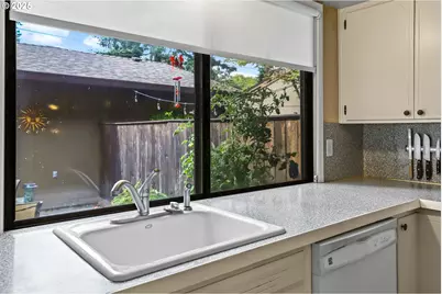 14523 NE Stanton Ct, Portland, OR 97230 - Photo 7