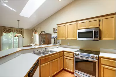428 SE 10th St, Troutdale, OR 97060 - Photo 9