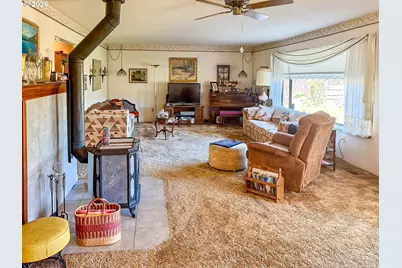 159 NE Lombardy Dr, Roseburg, OR 97470 - Photo 5