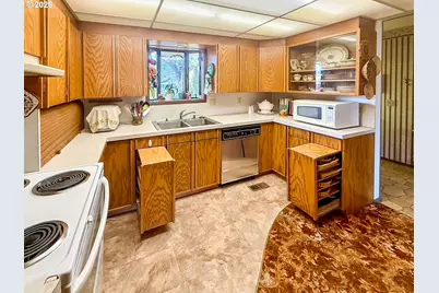 159 NE Lombardy Dr, Roseburg, OR 97470 - Photo 9