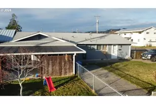 907 Greenwood Ave, Reedsport, OR 97467 - Photo 9