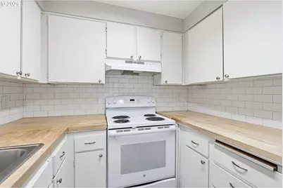 912 NE Hacienda Ct, Gresham, OR 97030 - Photo 9