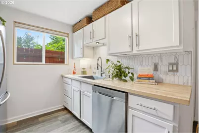 2379 SE 112th Ave, Portland, OR 97216 - Photo 9