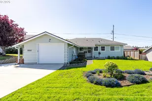 1860 Grant St, North Bend, OR 97459 - Photo 3