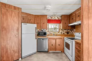 1400 Candlelight Dr, Eugene, OR 97402 - Photo 9