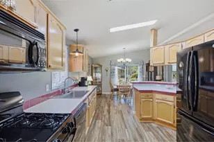 411 Currie Ln, Grants Pass, OR 97526 - Photo 9