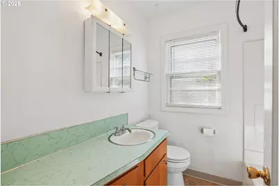 9306 SE Salmon St, Portland, OR 97216 - Photo 17