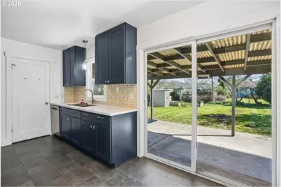 9306 SE Salmon St, Portland, OR 97216 - Photo 7