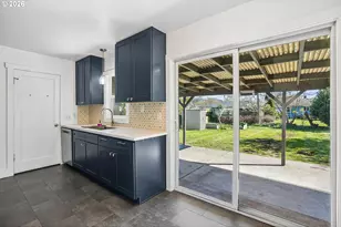 9306 SE Salmon St, Portland, OR 97216 - Photo 7