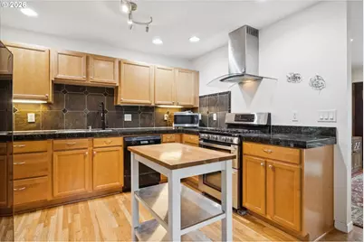 7568 N Gilbert Ave, Portland, OR 97203 - Photo 9