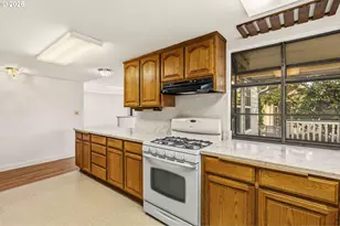 512 W D St, Springfield, OR 97477 - Photo 13