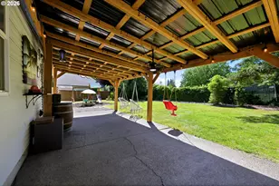 554 SW 12th Cir, Troutdale, OR 97060 - Photo 25