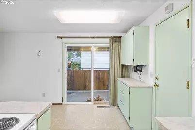 15916 SE Brooklyn St, Portland, OR 97236 - Photo 9