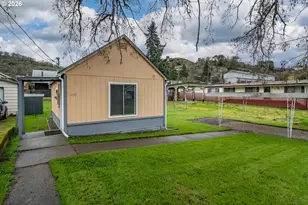 1047 NE Walnut St, Roseburg, OR 97470 - Photo 7