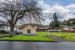 1047 NE Walnut St, Roseburg, OR 97470 - Photo 1