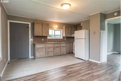 1047 NE Walnut St, Roseburg, OR 97470 - Photo 9