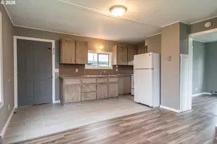 1047 NE Walnut St, Roseburg, OR 97470 - Photo 9