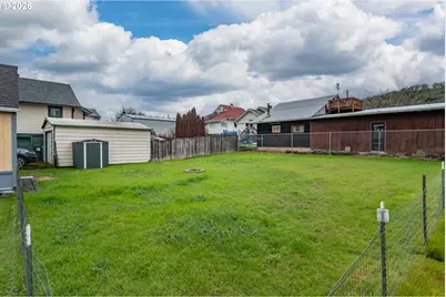 1047 NE Walnut St, Roseburg, OR 97470 - Photo 5