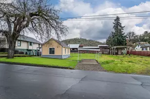 1047 NE Walnut St, Roseburg, OR 97470 - Photo 27