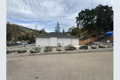 1203 SE Marsters Ave, Roseburg, OR 97470 - Photo 3